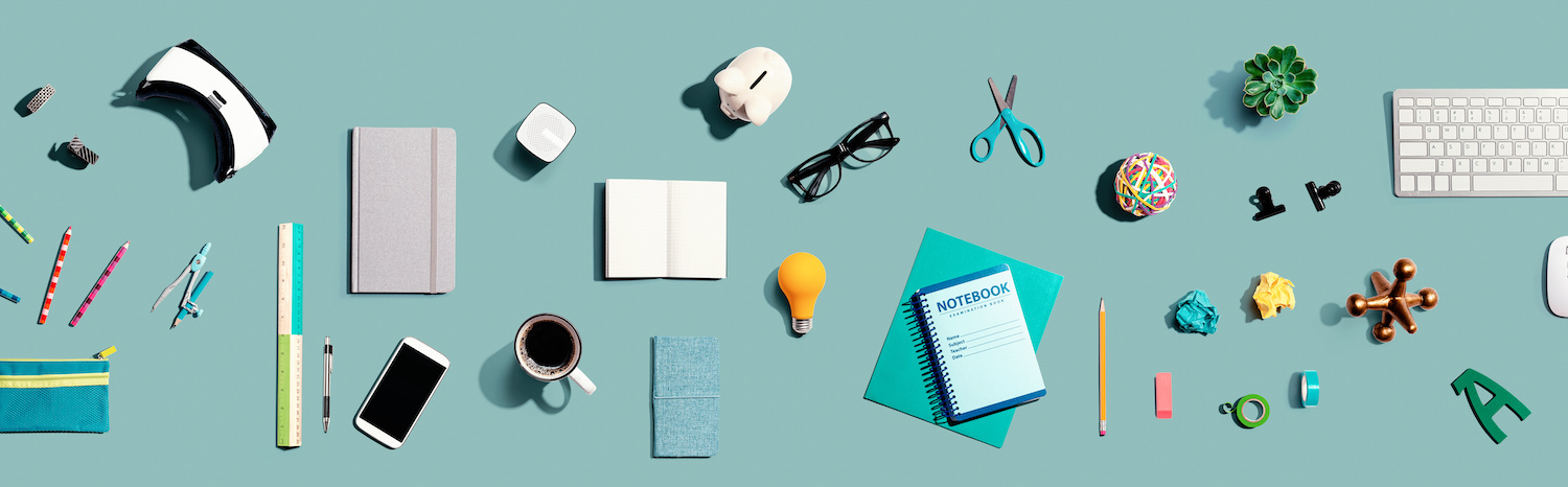 différents articles de bureau essentiels