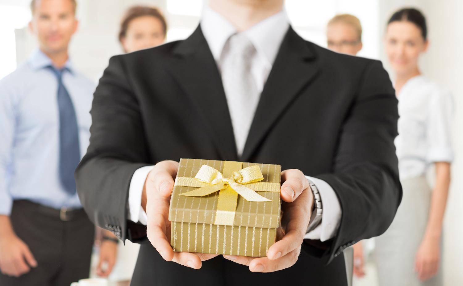 Employé avec un cadeau