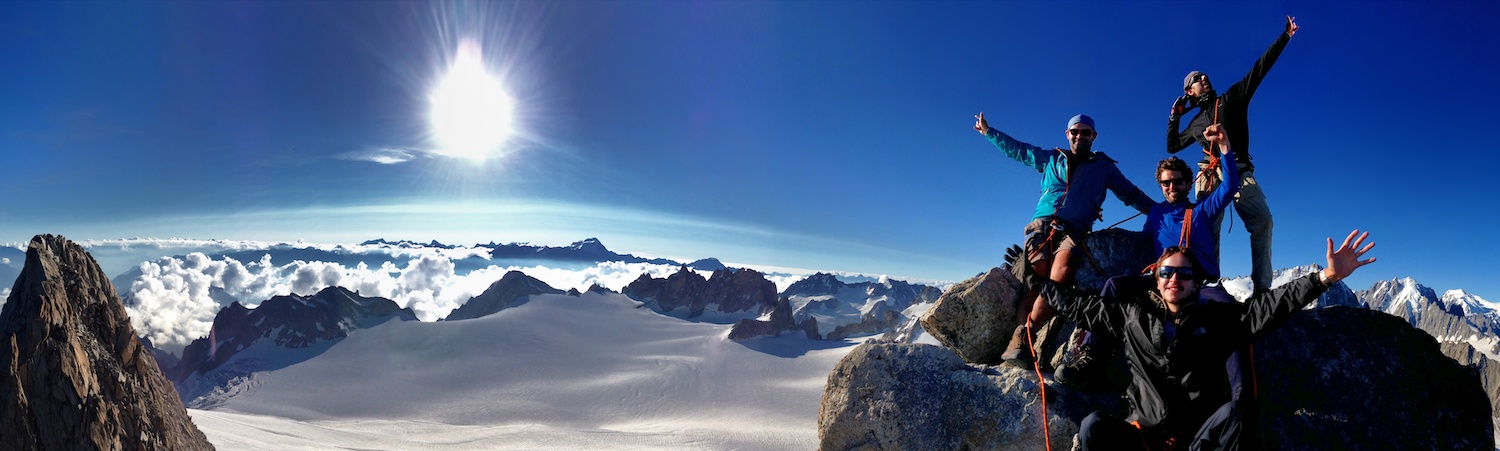équipe au sommet d'une montagne