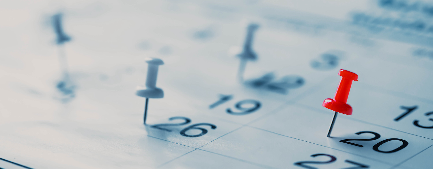 Calendrier avec épingles à certaines dates