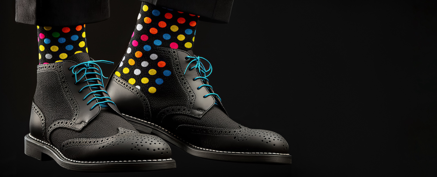 chaussettes à pois colorés dans des chaussures en cuir
